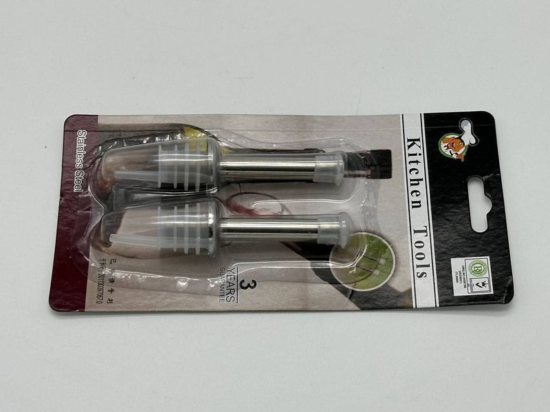 Пробка для бутылки с дозатором пластмассовая в наборе 2 штуки d 2 cm, L 9,5 cm. 18182 фото